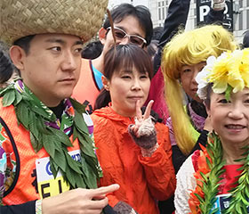 フラガール姿が勇ましいスズヒロと、キュートなフラ姿のレレ。真ん中で、みよしみが元気にピース。その後ろに、伴走こざ。レース初出場の金髪かいちゃん。