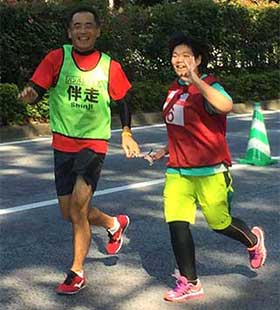 ピースサインのミンミン、ニコニコ顔のしんじ。楽しんで走ってる様子が伝わる笑顔です。