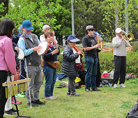 演奏が始まりました　　右から　シブジャガ　やぶたろう　ウォルフィー　ぺんぎん　ジンバ　ヤッシー　いしみー