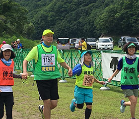 左から、ヤンヤン、なべっち、なおちゃん、あゆ。みんな一緒にゴール！やったね♪