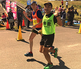 ごんたと、ななみじい、笑顔で声援に応えつつ軽快なラストスパート