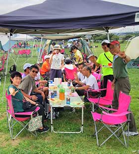 ピースサインのアンジェラ、じゅうさん、ロクナナ、ツルカメ、シブジャガ、山村さん