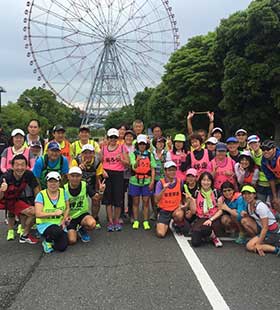 葛西臨海公園の観覧車をバックに全員で記念撮影！ 総勢35名です。