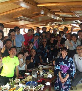 総勢31名。屋形船の中の記念写真。お料理美味しくて、カラオケも楽しくて、最高の宴会でした！