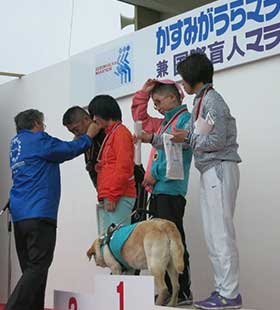 メダル授与、ドンさん。