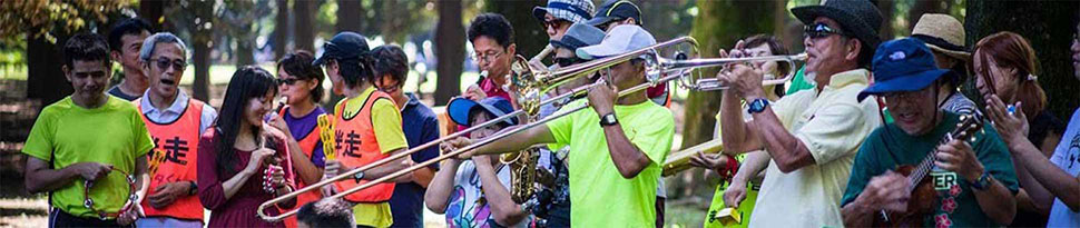 サッキーさん米寿のお祝いに、バンバン楽団の演奏写真